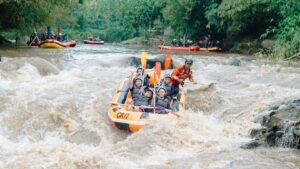 Zdjęcie do artykułu: Rafting – spływ rwącą rzeką krok po kroku